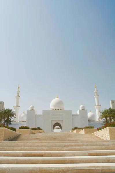 Passos que levam à mesquita cúpula ornamentada — Fotografia de Stock