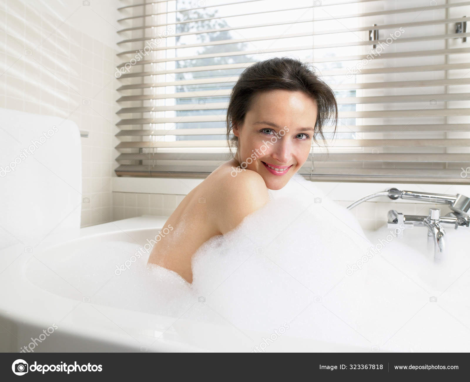 оксимирон с бабулями в ванне. пожилая женщина в ванной. пожилые фотосессия в ванной. пожилые женщины в ванне. пожилые женщины в ванной.