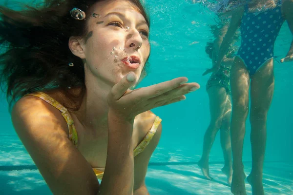 Mädchen Pustet Einen Kuss Unterwasserschuss — Stockfoto