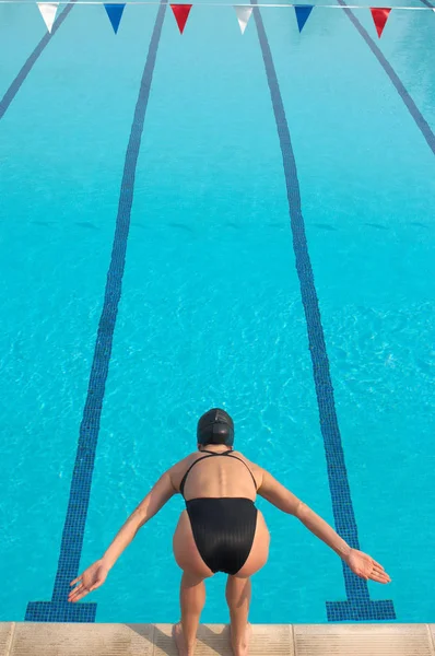 准备潜水的女游泳者 — 图库照片