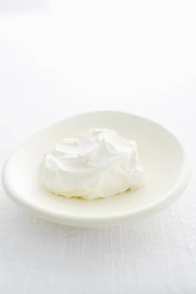 Placa de merengue chicoteado — Fotografia de Stock