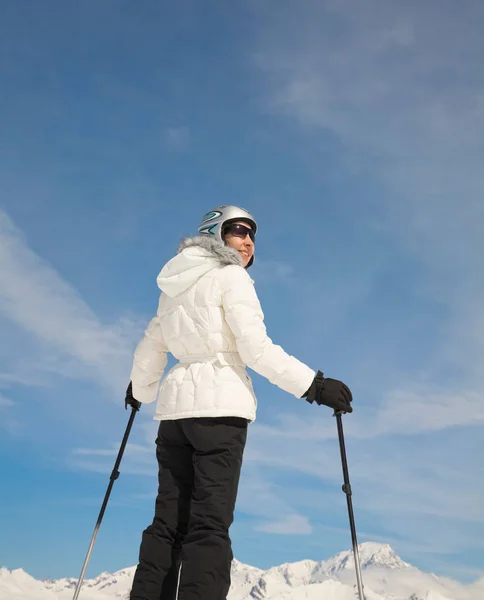 Femme Debout Dans Les Paysages Montagne — Photo