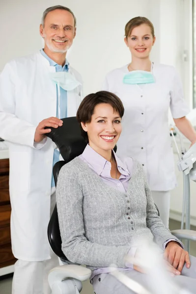 Frau Bei Zahnarzt Und Hygieniker — Stockfoto