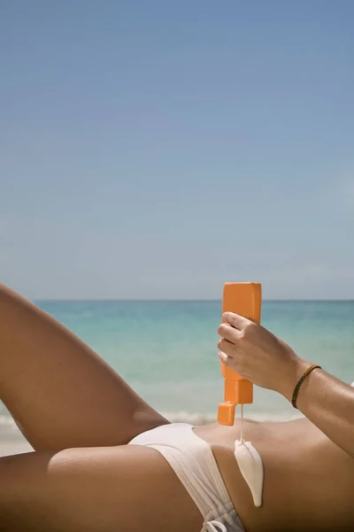 Mulher Usando Protetor Solar Praia — Fotografia de Stock