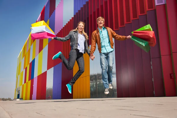 Springen Met Gekleurde Boodschappentassen — Stockfoto