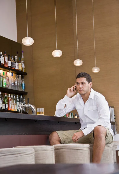 Homme Assis Bar Sur Téléphone Portable — Photo