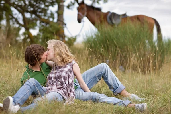 Beijo Casal Perto Cavalo — Fotografia de Stock