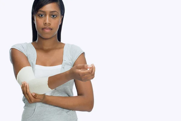 Kvinnan Håller Bandage Arm — Stockfoto