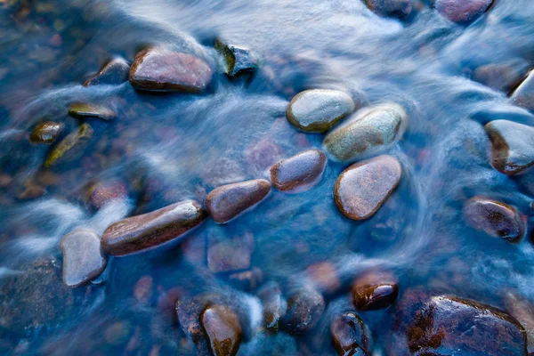 Rzeźba Symbol Strzałki River Rock — Zdjęcie stockowe