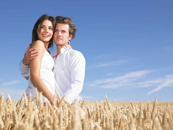 Casal Jovem Campo Trigo — Fotografia de Stock