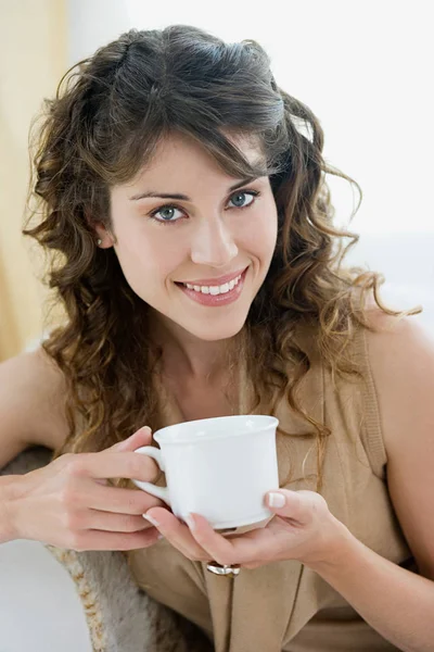 Жінка Тримає Чаю Посміхаючись — стокове фото