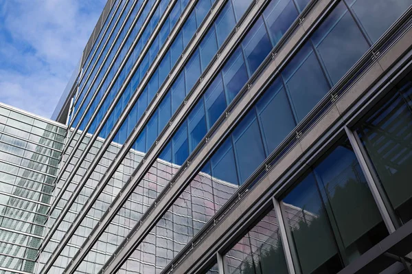 Ventanas del edificio de oficinas — Foto de Stock