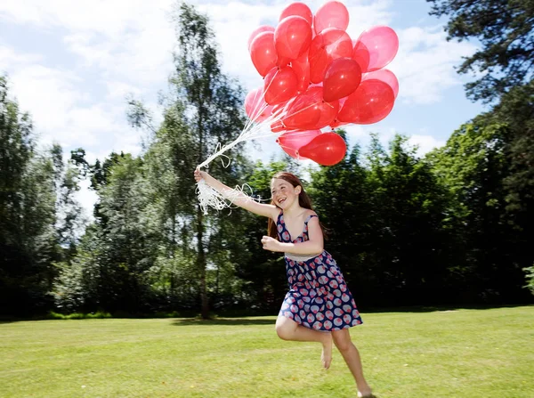 Menina Segurando Monte Balões Vermelhos — Fotografia de Stock