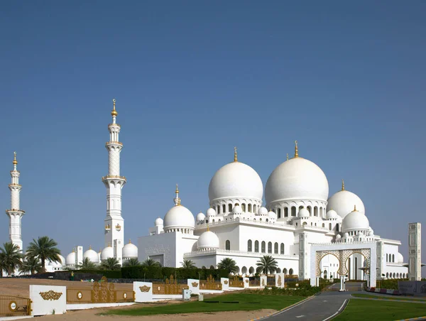 Grande Mesquita com cúpulas e torres — Fotografia de Stock