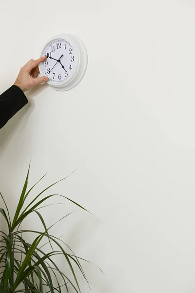 Employé Bureau Règle Les Mains Sur Une Horloge — Photo