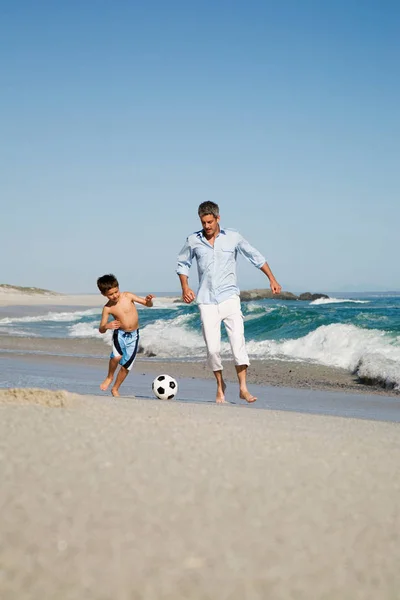 Padre Figlio Giocano Calcio Sul Mare — Foto Stock