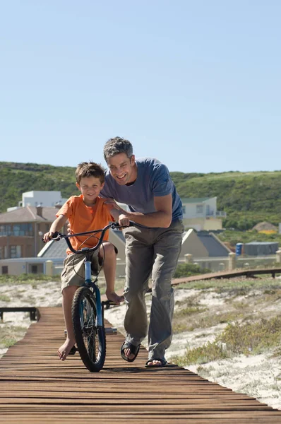 Padre Che Aiuta Figlio Bicicletta — Foto Stock