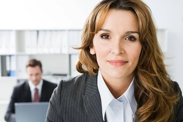 Geschäftsfrau Arbeitet Büro — Stockfoto