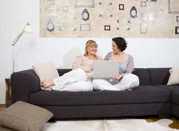 Dos Mujeres Charlando Sobre Sofá — Foto de Stock