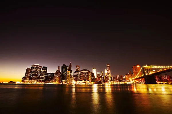 El horizonte de Nueva York iluminado por la noche — Foto de Stock