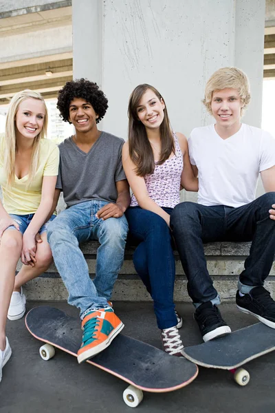 Teenage Friends Skateboards — Stock Photo, Image