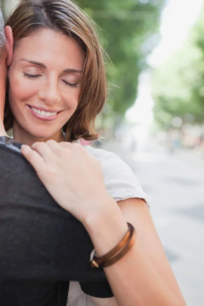 Pareja Abrazándose Calle — Foto de Stock