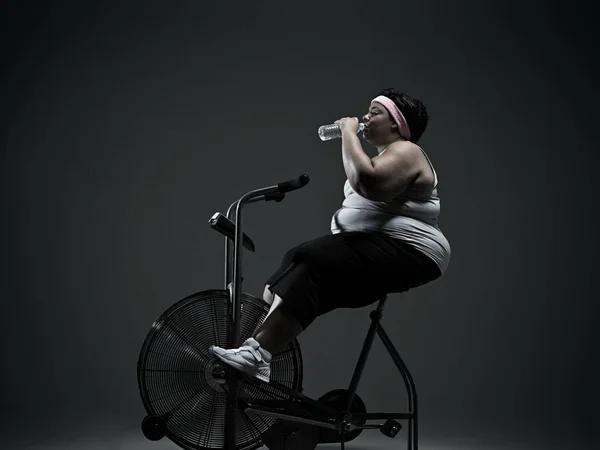 Mujer Con Sobrepeso Bicicleta Estática — Foto de Stock