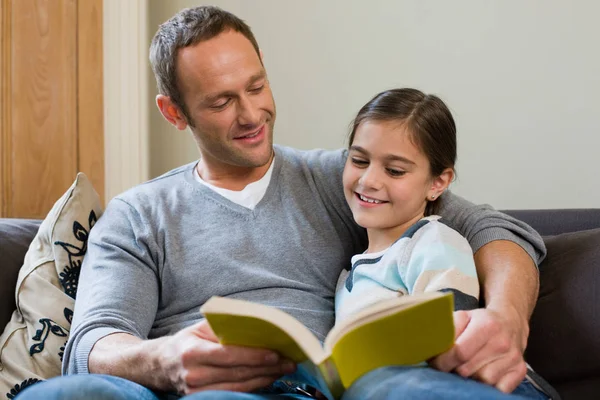 Ojciec Córka Czytają Razem Książkę — Zdjęcie stockowe