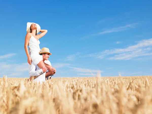 Giovane Coppia Nel Campo Grano — Foto Stock