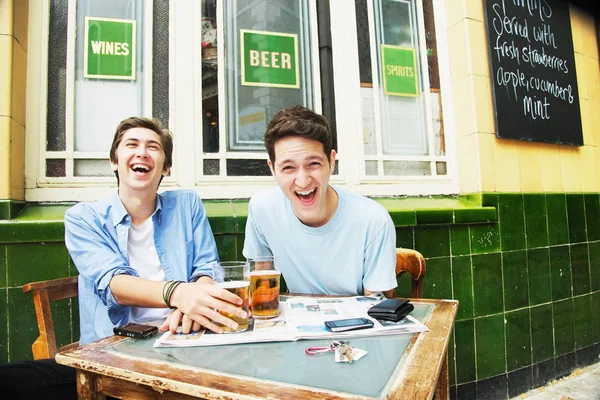 Uomini Sorridenti Che Bevono Birre Bar — Foto Stock
