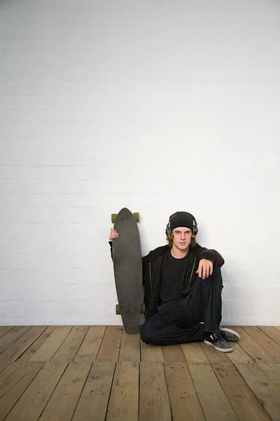 Portret Van Tiener Jongen Zittend Vloer Met Skateboard — Stockfoto