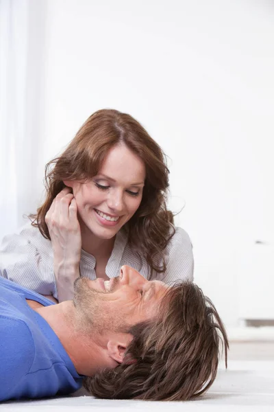 Pareja Feliz Acostada Alfombra — Foto de Stock