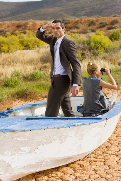 Pareja Negocios Perdida Desierto — Foto de Stock