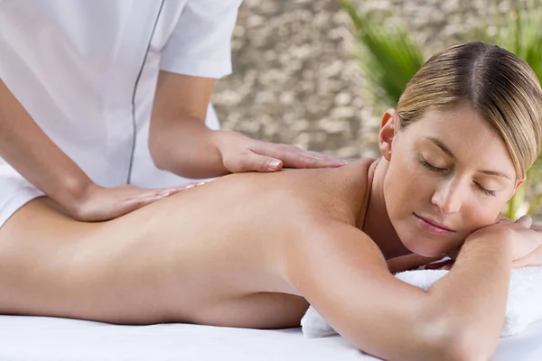 Junge Frau Erhält Massage — Stockfoto