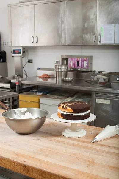 Taart bakken in de commerciële keuken — Stockfoto