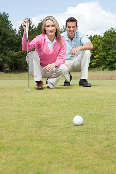 Schönes Romantisches Paar Beim Golfspielen Aus Nächster Nähe — Stockfoto