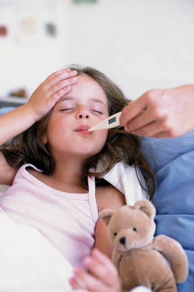 Fille Malade Avec Thermomètre Dans Bouche — Photo