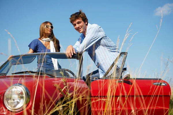 Coppia Una Cabriolet Rossa — Foto Stock