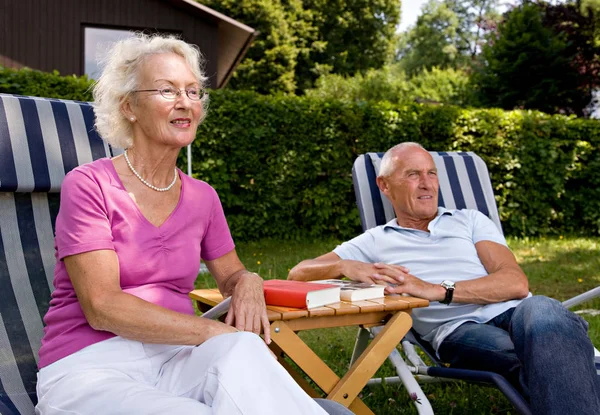 Senior Mann Und Frau Liegestühlen — Stockfoto