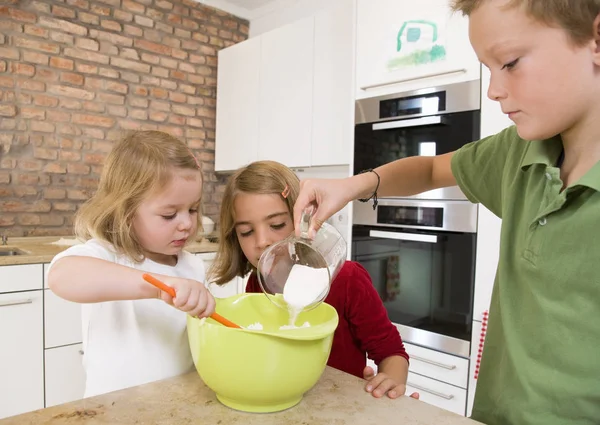 Meisjes Jongen Mengen Van Ingrediënten — Stockfoto