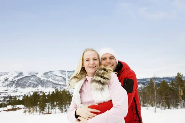 Couple Souriant Dans Les Montagnes Hiver — Photo