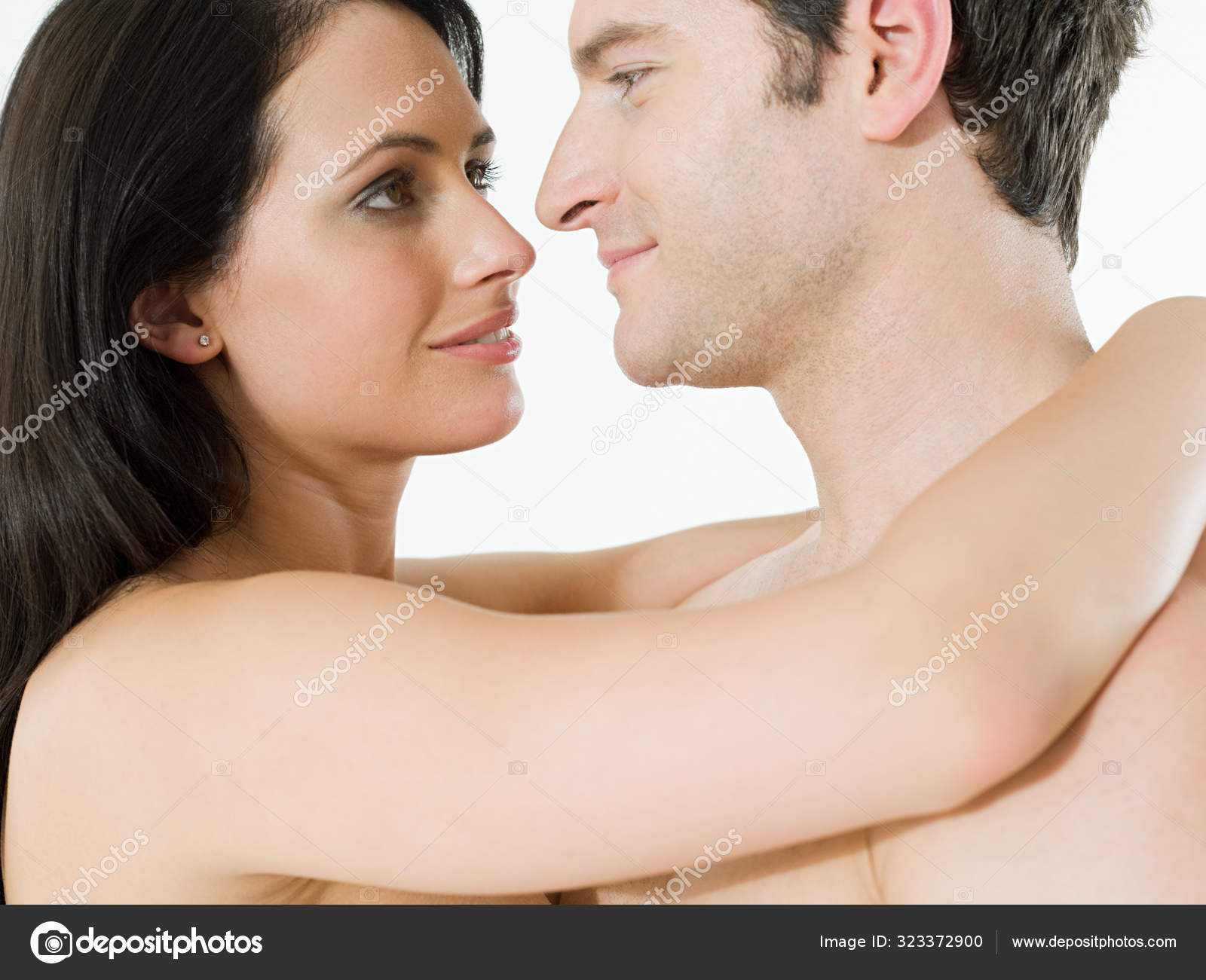 カップル　ヌード ヌードカップル抱擁アップ — ストック写真 © ImageSource #323372900