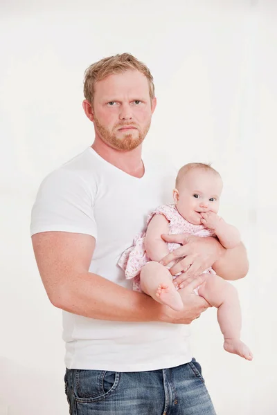 Mies Pitelee Vauvaa Näyttää Äreältä — kuvapankkivalokuva