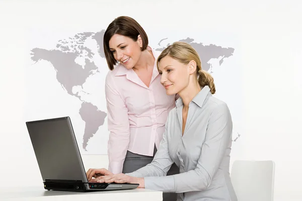 Businesswomen Con Ordenador Portátil Aislado Sobre Fondo Blanco — Foto de Stock