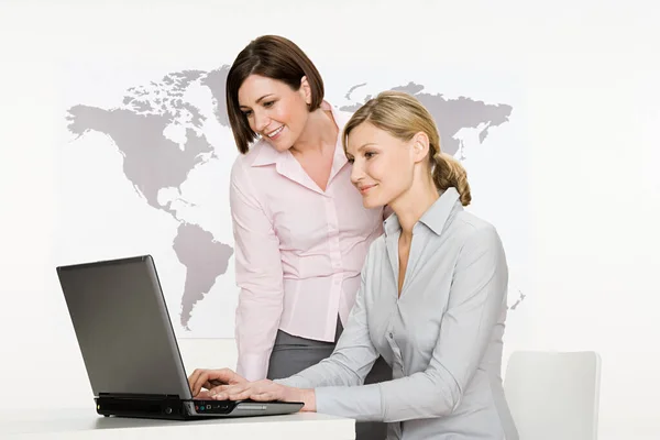 Zakenvrouwen Met Laptop Geïsoleerd Witte Achtergrond — Stockfoto