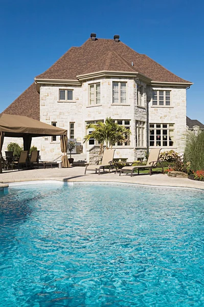 Дом с бассейном — стоковое фото