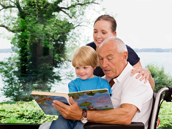 Älterer Mann Liest Jungen Buch Vor — Stockfoto