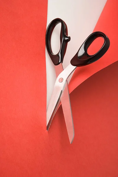 Snijden van rode papier schaar — Stockfoto