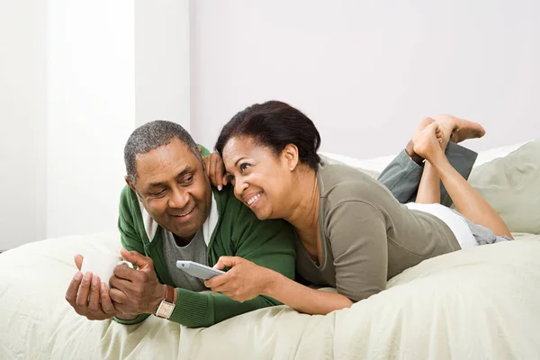 Pareja Viendo Televisión Cama —  Fotos de Stock