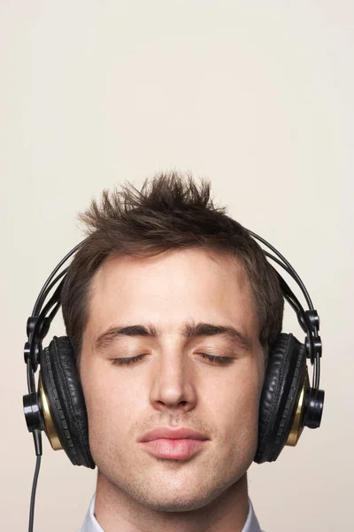 Homem Jovem Usando Fones Ouvido — Fotografia de Stock